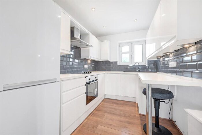 2 Bedroom Flat To Rent In Brook Lane, Blackheath, London, SE3