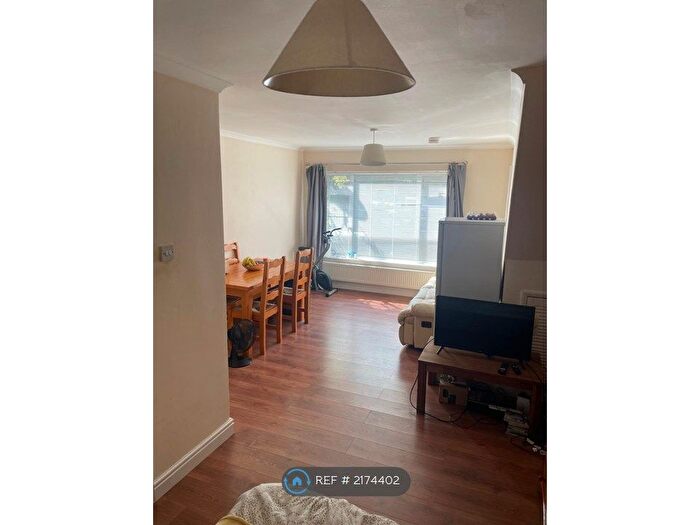 1 Bedroom Flat To Rent In Totteridge Drive, High Wycombe, HP13