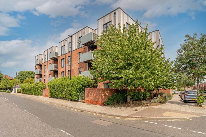 1 Bedroom Flat For Sale In Melling Drive, Enfield, EN1