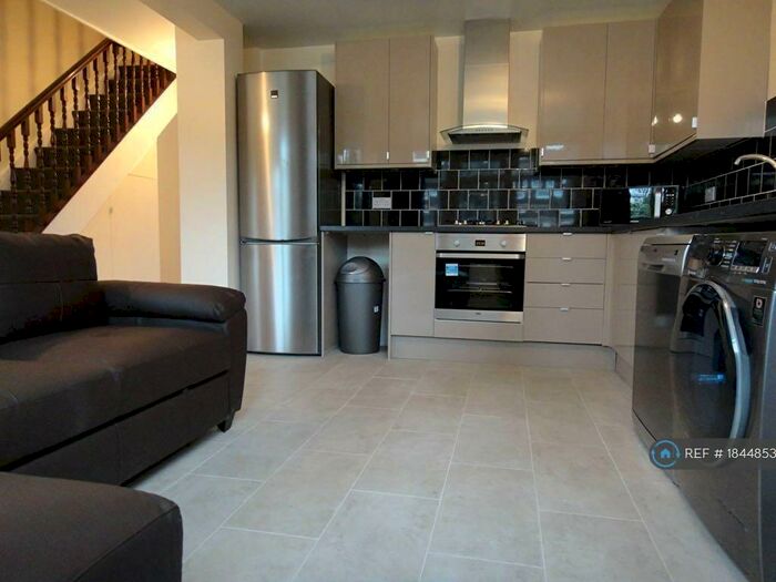 4 Bedroom Maisonette To Rent In Beadnell Court, London, E1