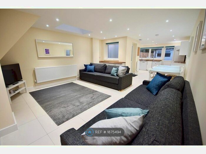 8 Bedroom Terraced House To Rent In Wyeverne Road, Cardiff, CF24