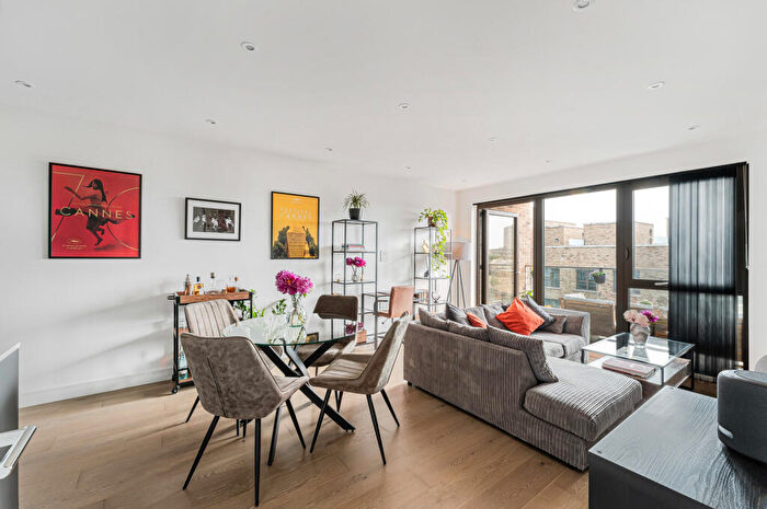 1 Bedroom Apartment For Sale In Hemming Street, London, E1