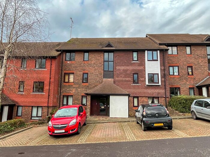 2 Bedroom Flat For Sale In Woodhams Close, Battle, TN33