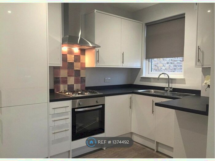 2 Bedroom Flat To Rent In Pevensey Road, London, SW17