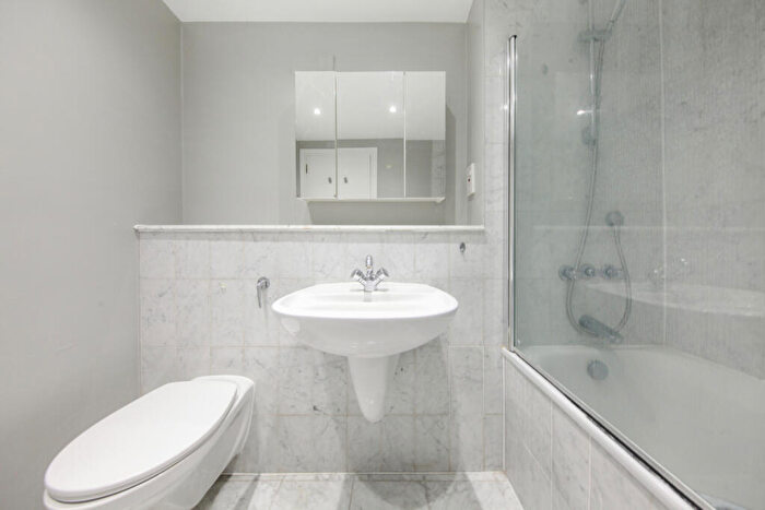 3 Bedroom Flat To Rent In The Terraces, Queens Terrace, NW8