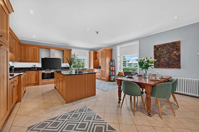 3 Bedroom Apartment For Sale In Top Floor Apartment, Purley On Thames, RG8