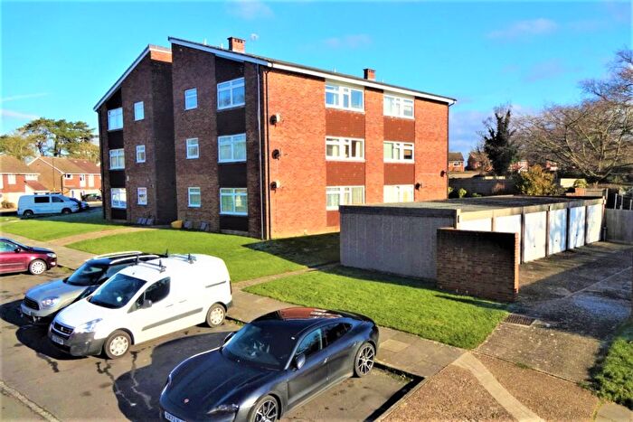 2 Bedroom Flat To Rent In Hillmead, Gossops Green, RH11