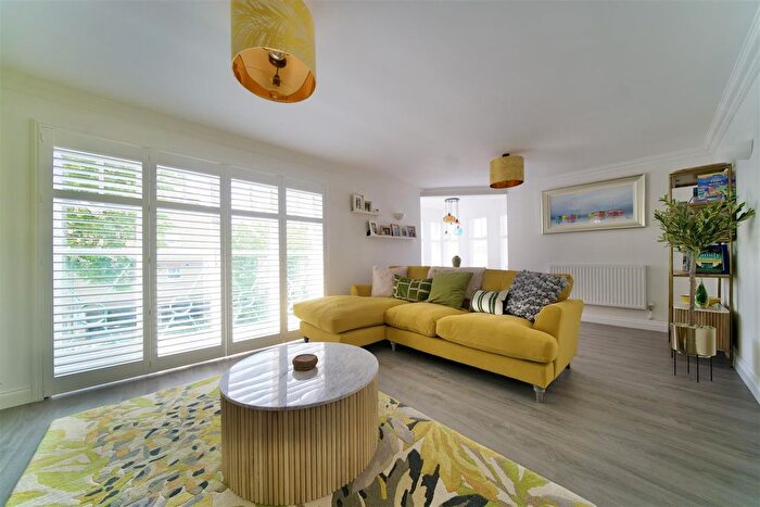 2 Bedroom Flat For Sale In Melcombe Avenue, Weymouth, DT4