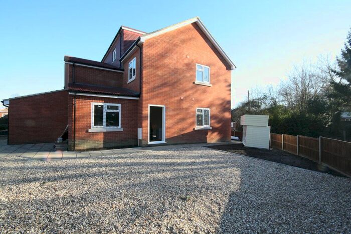 2 Bedroom Flat To Rent In Robin Hood Road, Knaphill, Woking, Surrey, GU21