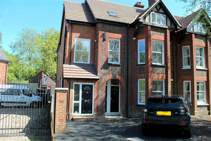 2 Bedroom Flat To Rent In Station Road, Edenbridge, Kent, TN8