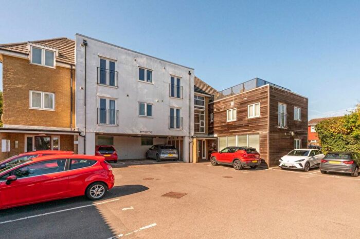 2 Bedroom Flat For Sale In Guildford House, Surbiton, KT5