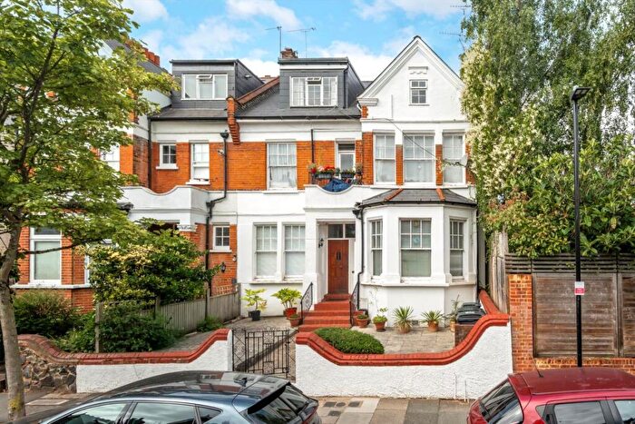 2 Bedroom Flat For Sale In Muswell Avenue, London, N10