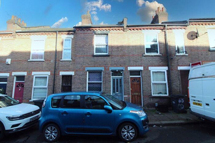 2 Bedroom Terraced House For Sale In Cowper Street, Luton, LU1