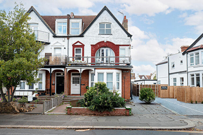 2 Bedroom Flat For Sale In Kings Road, Westcliff On Sea, SS0