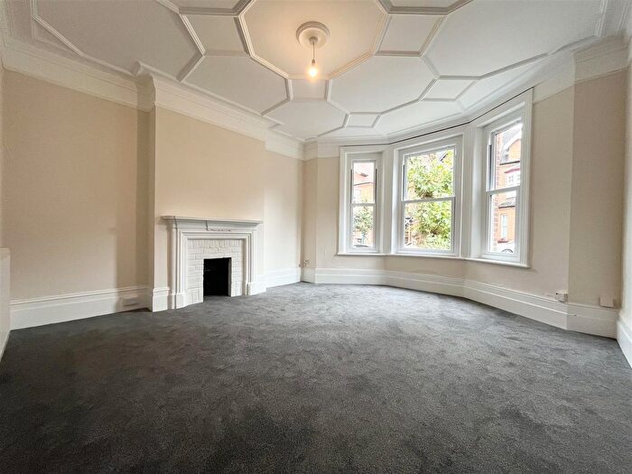 2 Bedroom Flat To Rent In Victoria Avenue, Surbiton, KT6