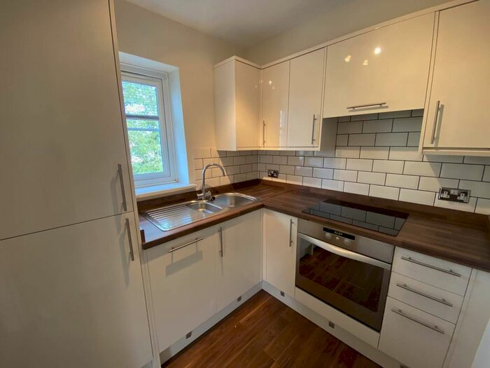 1 Bedroom Flat To Rent In High Street, Sunninghill, Berkshire, SL5