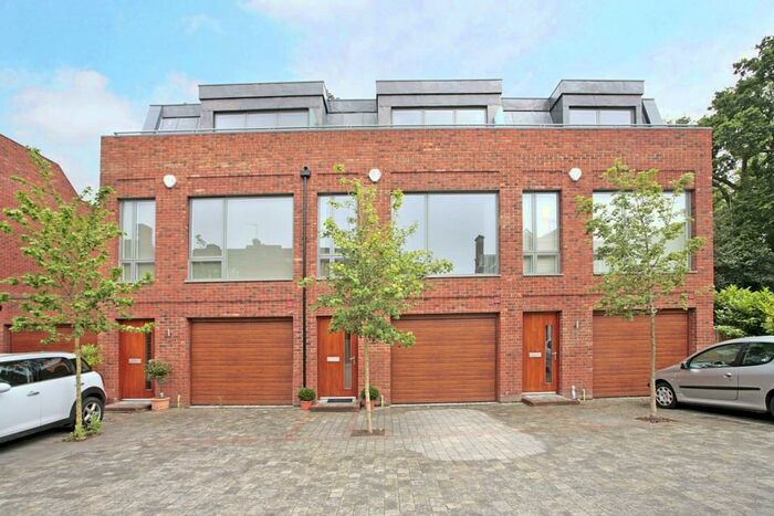 3 Bedroom Town House To Rent In High Street, Esher, KT10