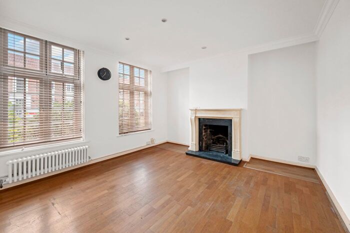 2 Bedroom Flat To Rent In Rythe Court, Portsmouth Road, Thames Ditton, Surrey, KT7