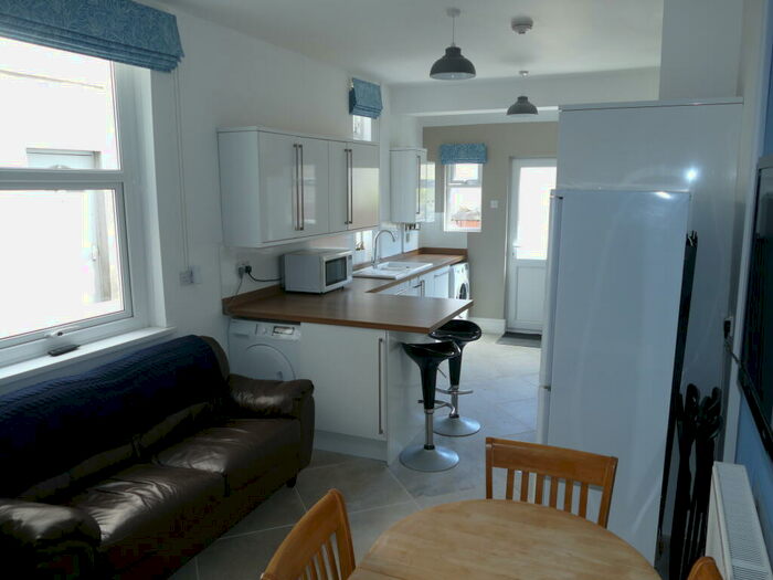 5 Bedroom House To Rent In Tewkesbury Street, Cardiff, CF24