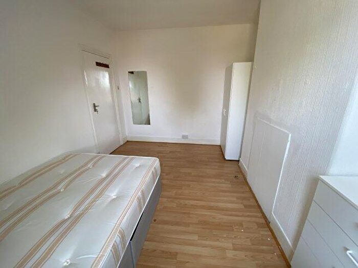 5 Bedroom Flat To Rent In Walm Lane, NW2