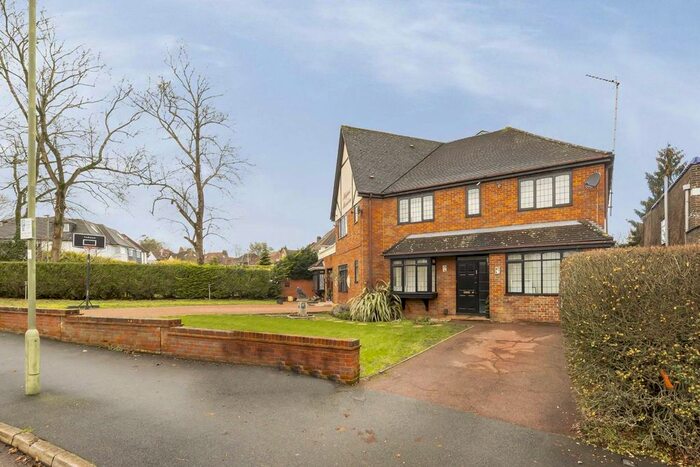 5 Bedroom Semi-Detached House To Rent In Ashley Lane, London, NW4