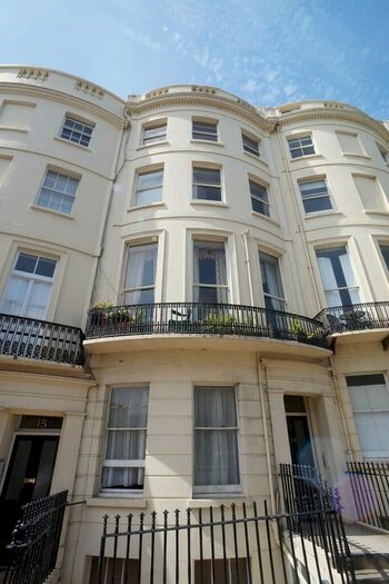Flat To Rent In Brunswick Place, Hove, East Sussex, BN3