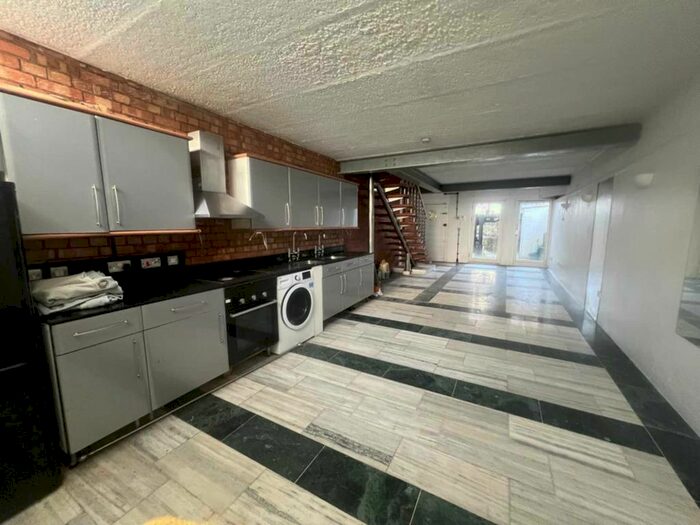 2 Bedroom Flat To Rent In Grasmere Rd, Newham, E13