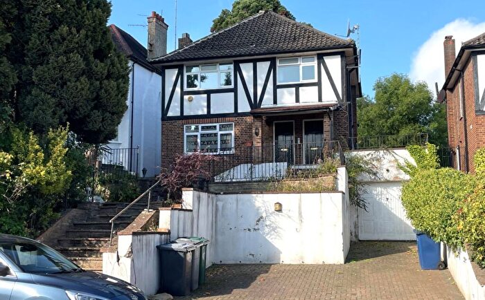 4 Bedroom Detached House For Sale In Lyonsdown Road, New Barnet, EN5