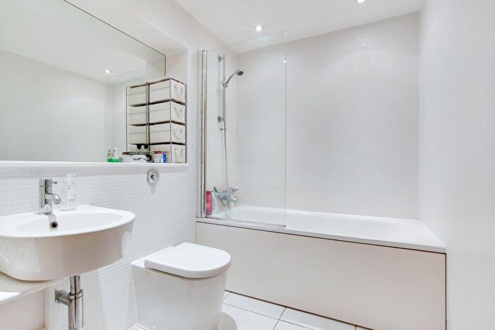 1 Bedroom Apartment To Rent In Trinity Tower, Quadrant Walk, E14
