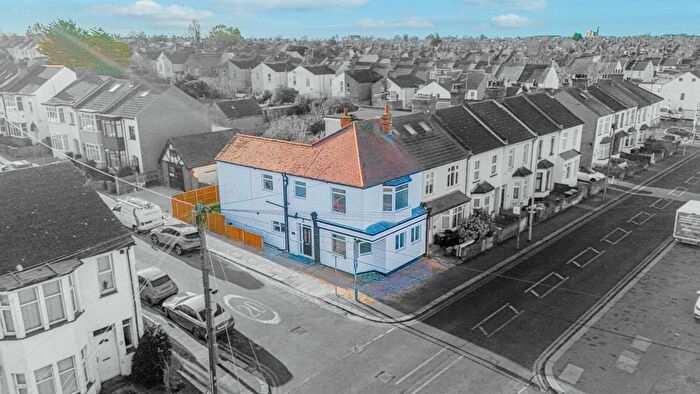 2 Bedroom Flat To Rent In Fairfax Drive, Westcliff-On-Sea, SS0