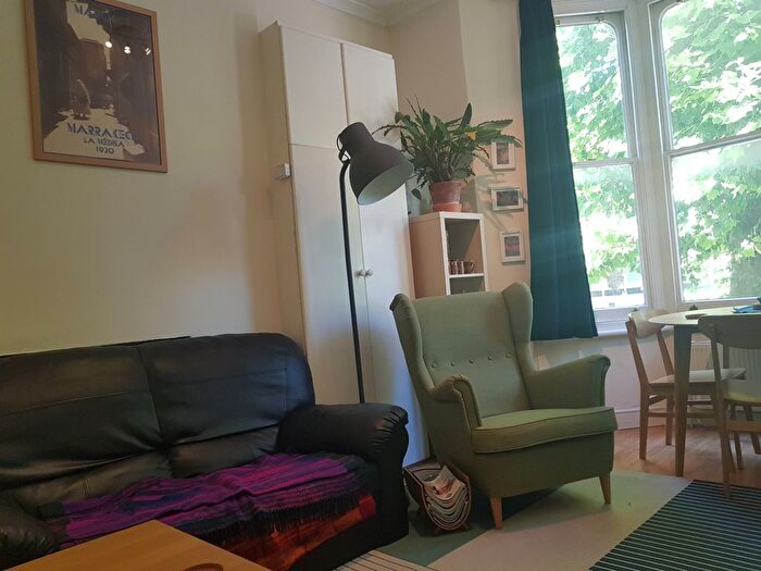 2 Bedroom Flat To Rent In Melrose Gardens, London, W6