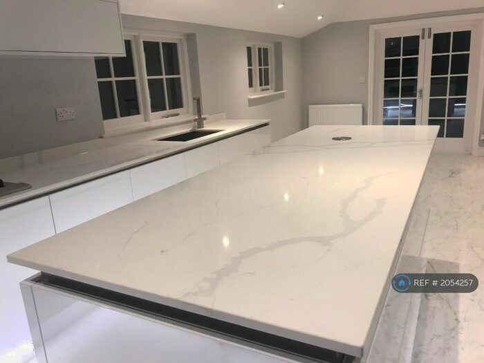 5 Bedroom Detached House To Rent In Hainault Road, Chigwell, IG7