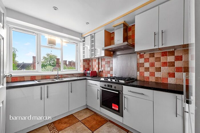 3 Bedroom Flat For Sale In Hazelhurst Road, London, SW17
