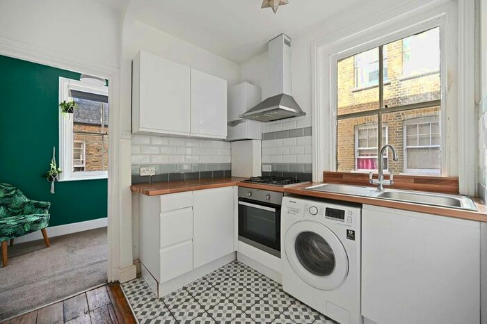 2 Bedroom Flat To Rent In Hackford Road, Stockwell, London, SW9