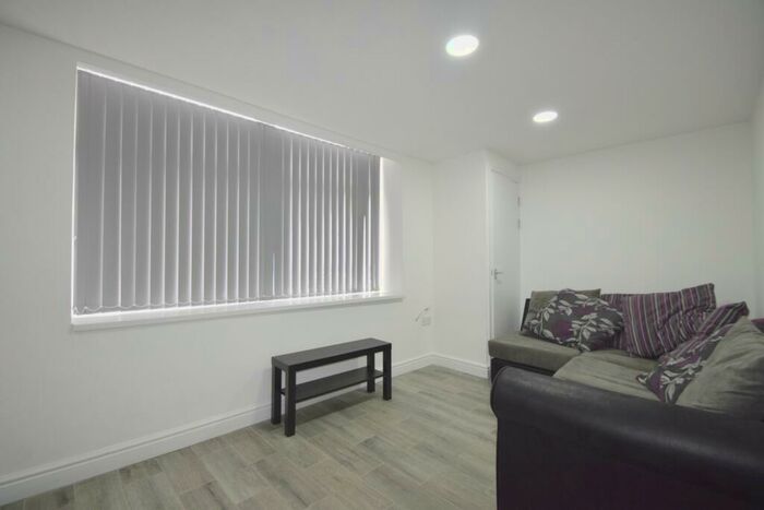 3 Bedroom Flat To Rent In City Road, Roath, CF24