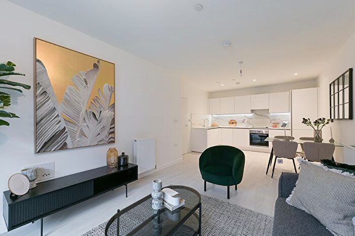 2 Bedroom Flat To Rent In Farine Avenue, Hayes, UB3