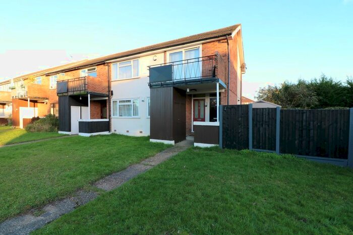 2 Bedroom Flat To Rent In Cherrydown Walk, Romford, RM7