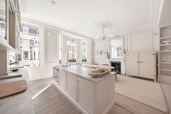 3 Bedroom Flat To Rent In Stafford Terrace, Kensington, W8
