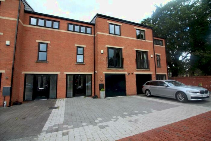 5 Bedroom Town House To Rent In Walmersley Road, Bury, BL9