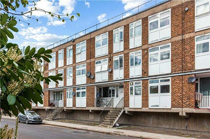 4 Bedroom Maisonette To Rent In Lorrimore Square, Kennington, Southwark, London, SE17