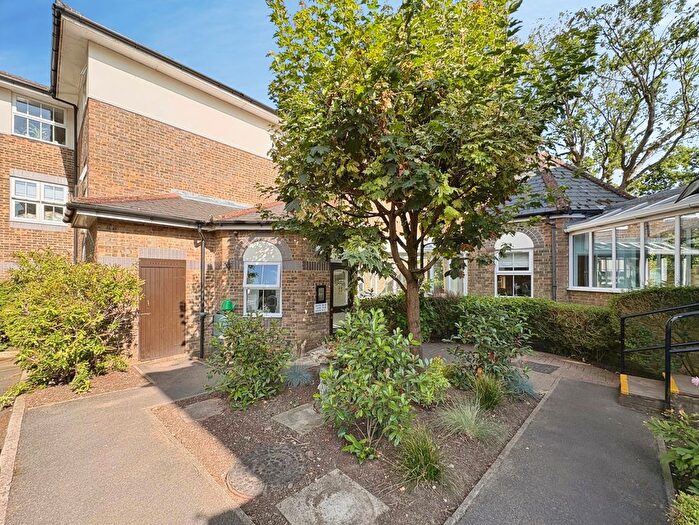 1 Bedroom Flat For Sale In William Farthing Close, Aldershot, Hampshire, GU11