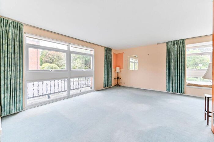 2 Bedroom Flat For Sale In Maresfield, Croydon, CR0