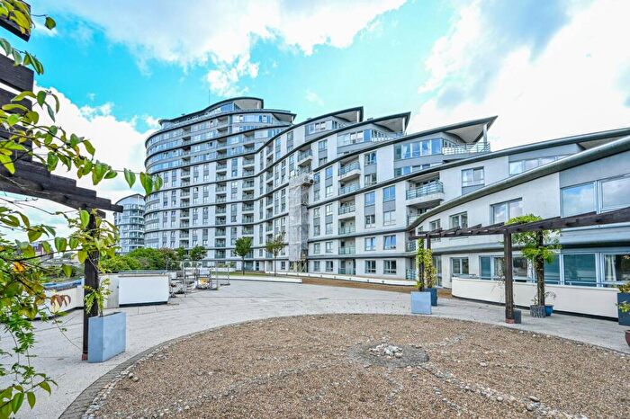 2 Bedroom Flat To Rent In Station Approach, Woking, GU22