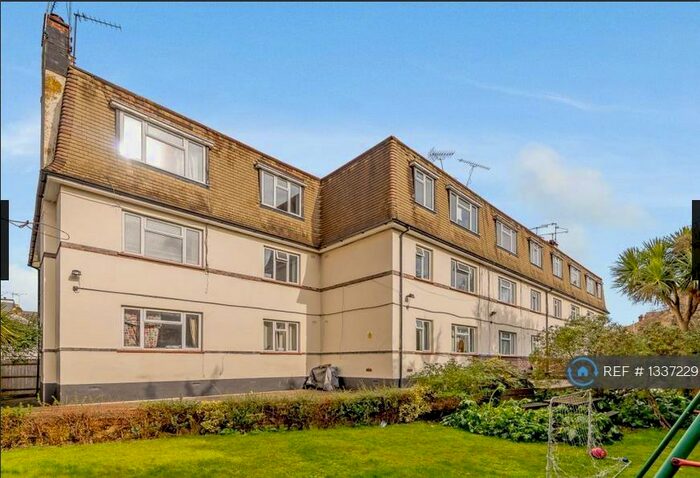 2 Bedroom Flat To Rent In Park Close, Kingston Upon Thames, KT2