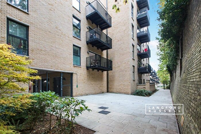 3 Bedroom Flat To Rent In Brumwell Avenue, London, SE18