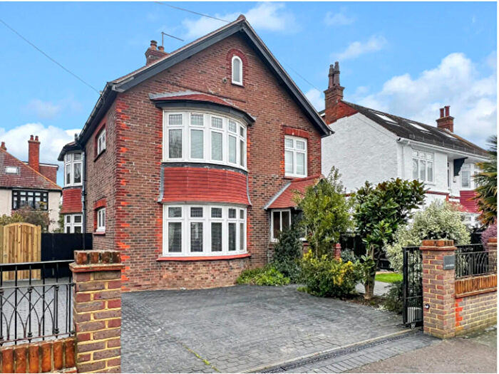 4 Bedroom Detached House To Rent In Abbotts Close, Worthing, BN11