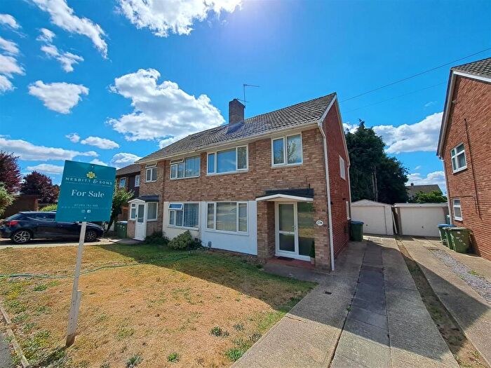 3 Bedroom Semi-Detached House For Sale In Winnham Drive, Fareham, PO16