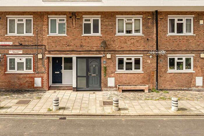 3 Bedroom Maisonette For Sale In Solon New Road Estate, Clapham, SW4