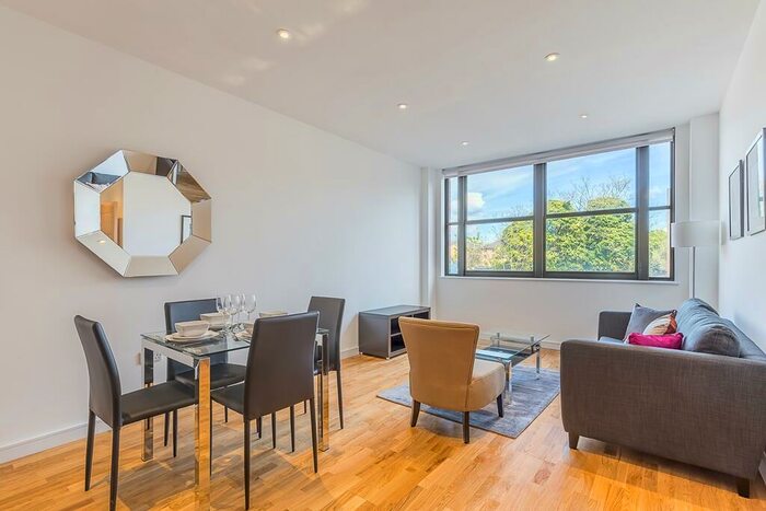 2 Bedroom Flat To Rent In Eastern Road, Romford, Essex, RM1