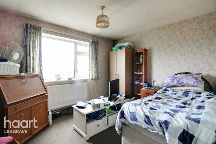 2 Bedroom Detached Bungalow For Sale In School Lane, Luton, LU4